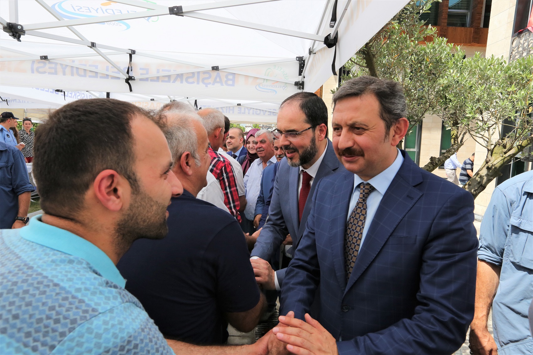 Kocaeli Milletvekili Mehmet Akif Ylmaz ve Belediye Bakan Hseyin Ayaz halkla bayramlat