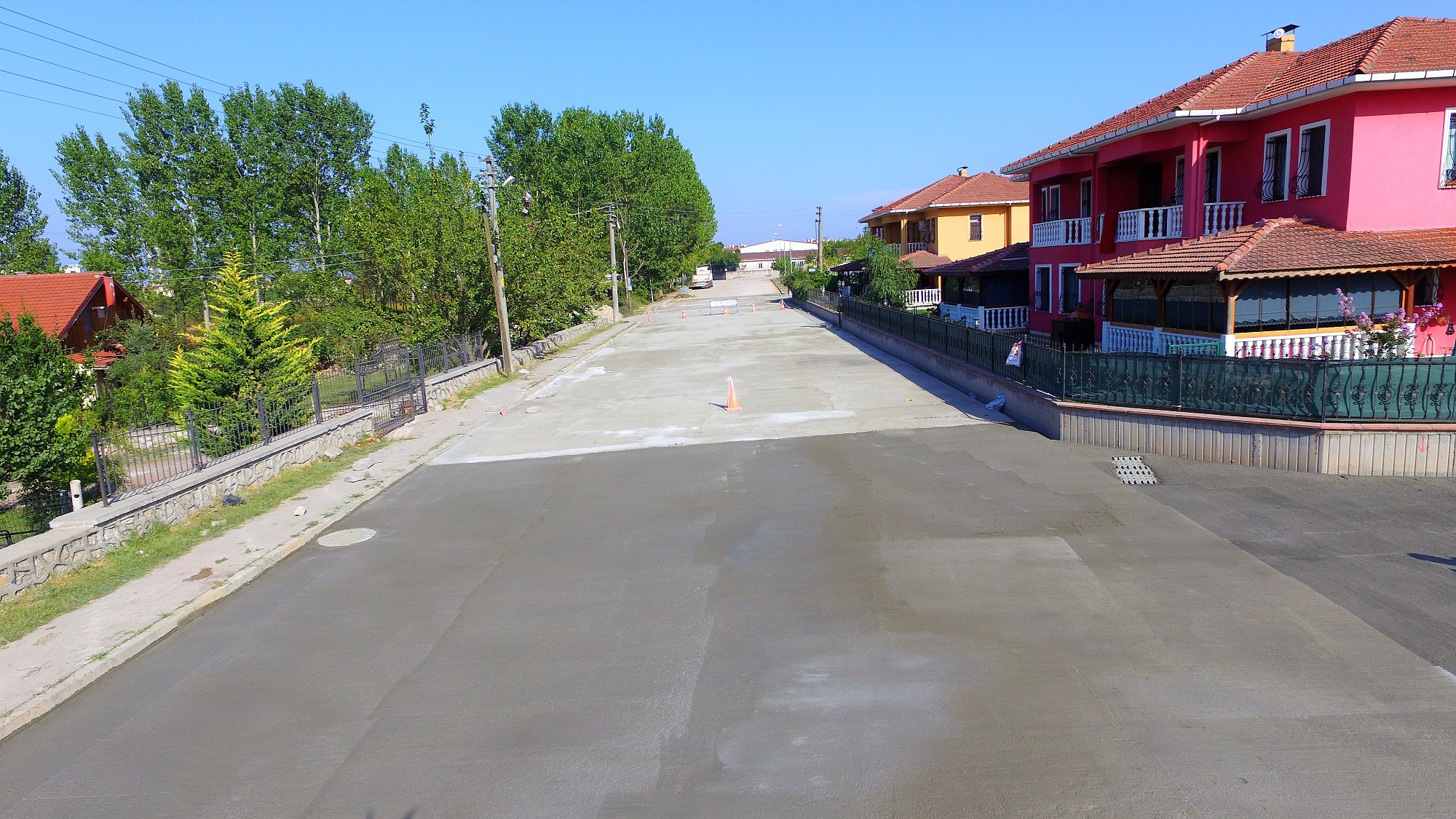 1 KLOMETRELK YOL BETONLA KAPLANDI