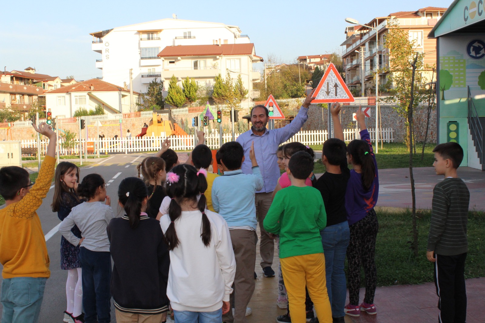 ocuk Trafik Eitim Parknda ocuklar Bilinleniyor