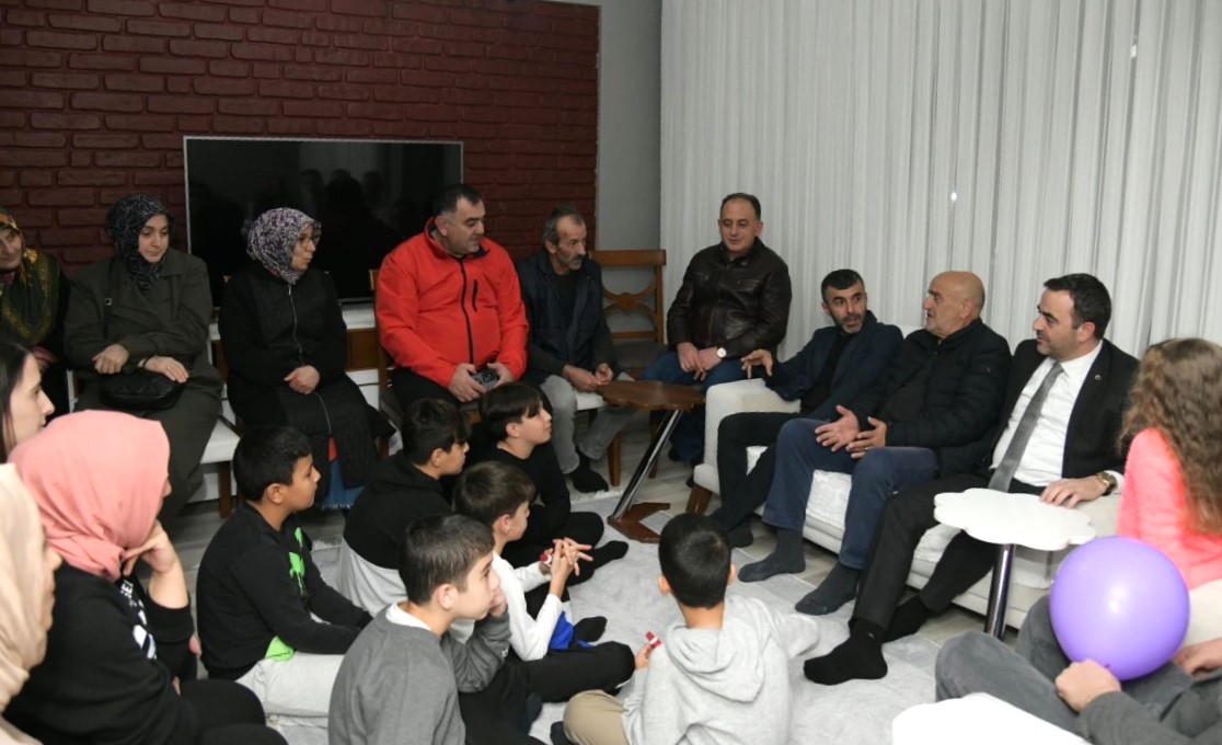 Bakan zl, Komularna Misafir Olmay Srdryor