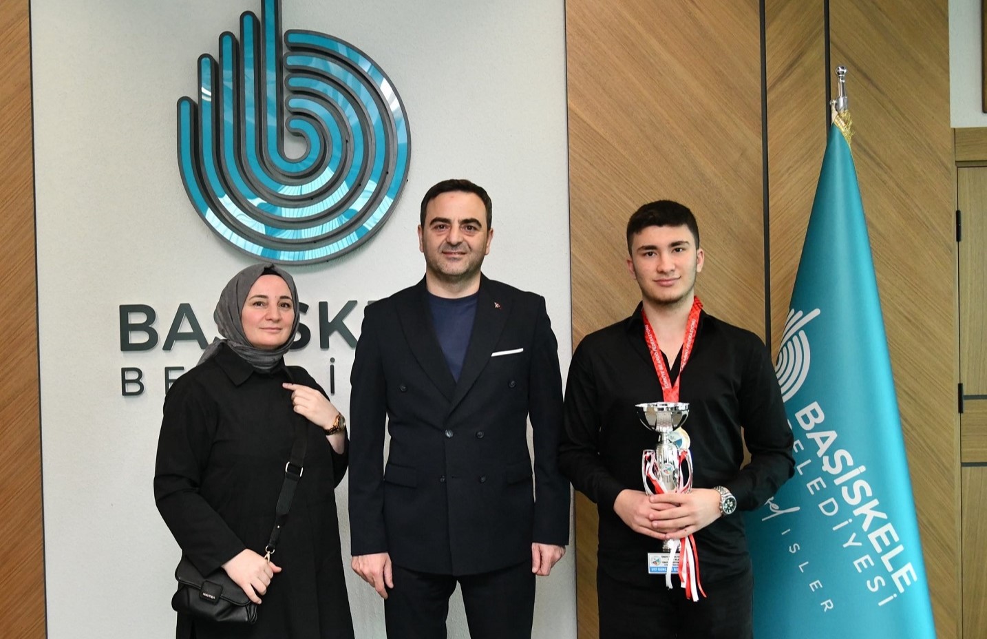 Ba�kan �zl�, T�rkiye �ampiyonu Ahmet Kerem�i A��rlad�