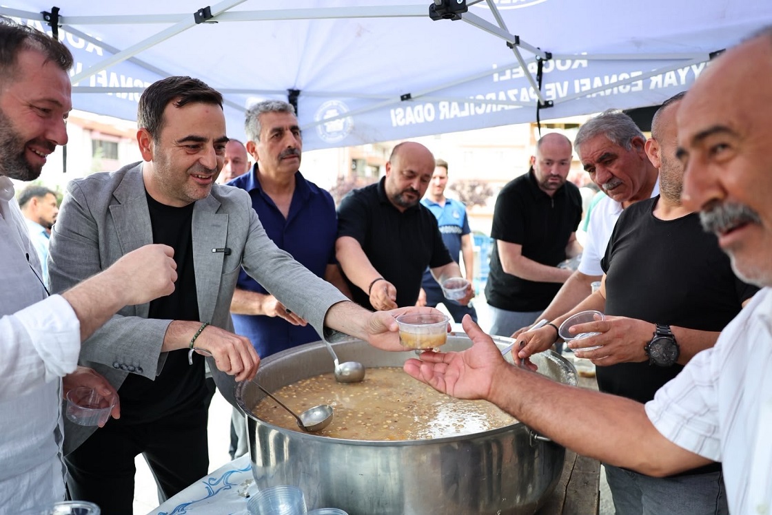 Ba�kan �zl��den Pazar Esnaf�na ve Vatanda�a A�ure �kram�