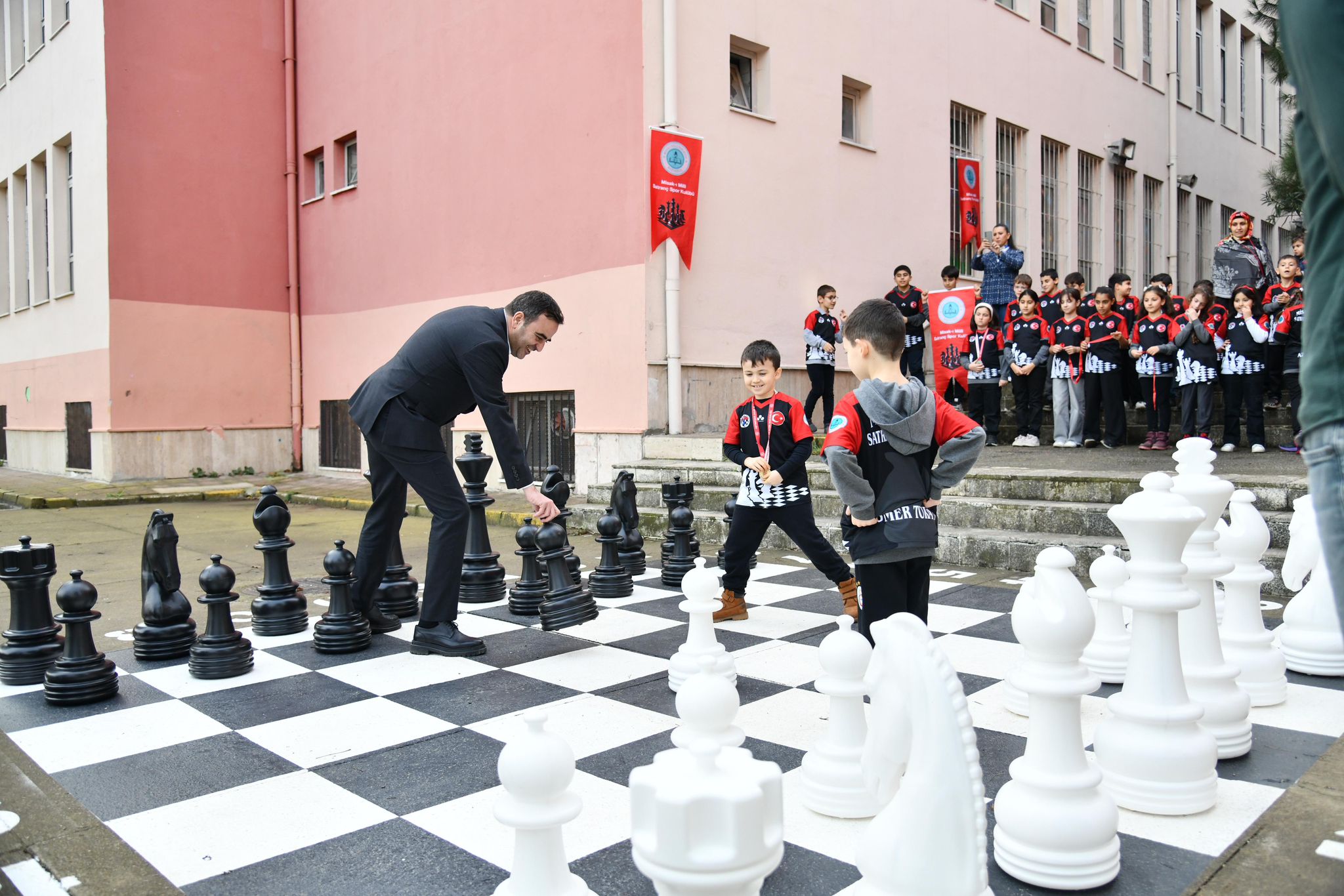 Bakan zlden Misak- Milli lkokuluna Satran Park