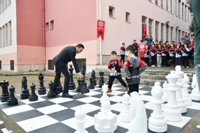 Ba�kan �zl��den Misak-� Milli �lkokulu�na Satran� Park�