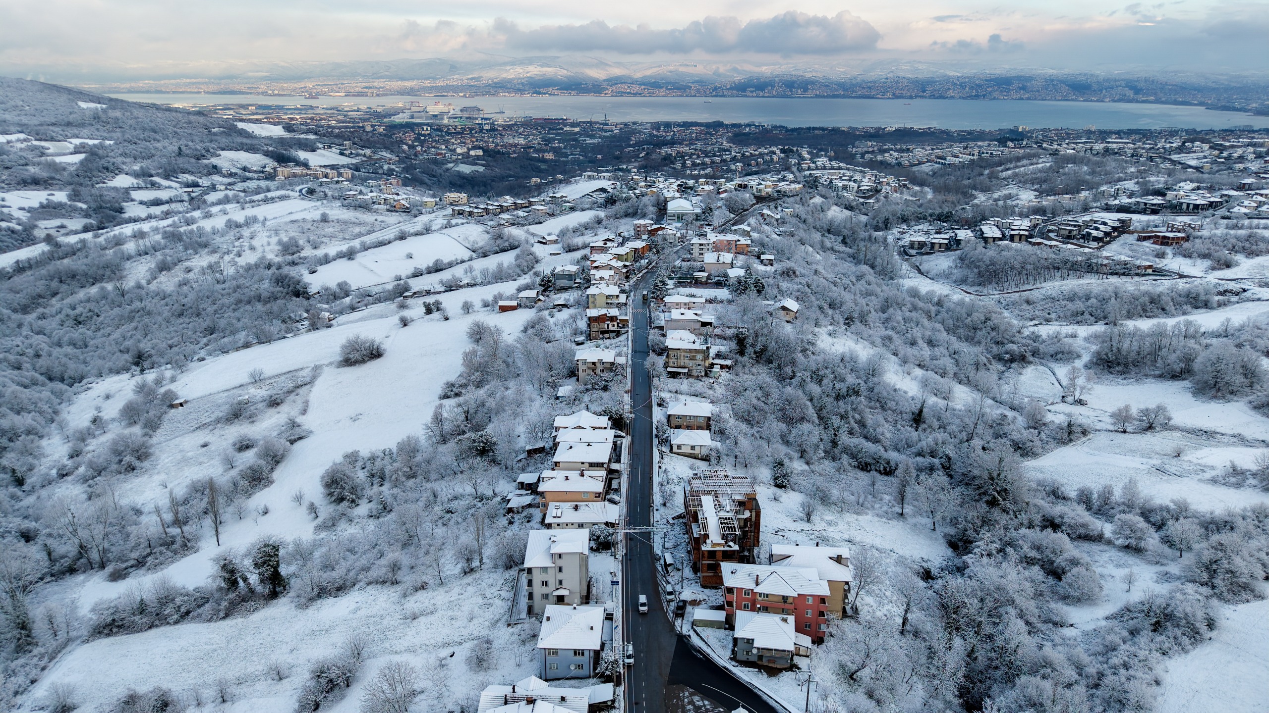 Beyaz Gelinli�ini Giyinen Ba�iskele�de Yollar A��k