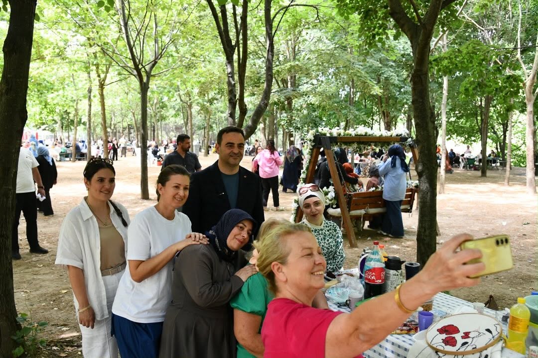 Ba�iskeleli Kad�nlar Aile Pikni�inde Bulu�tu