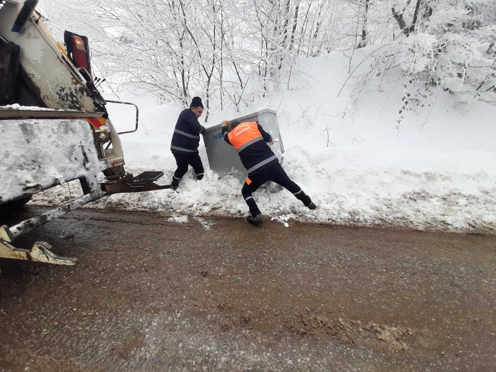 Ba�iskele�de Zorlu K�� �artlar�na Ra�men Temizli�e Devam