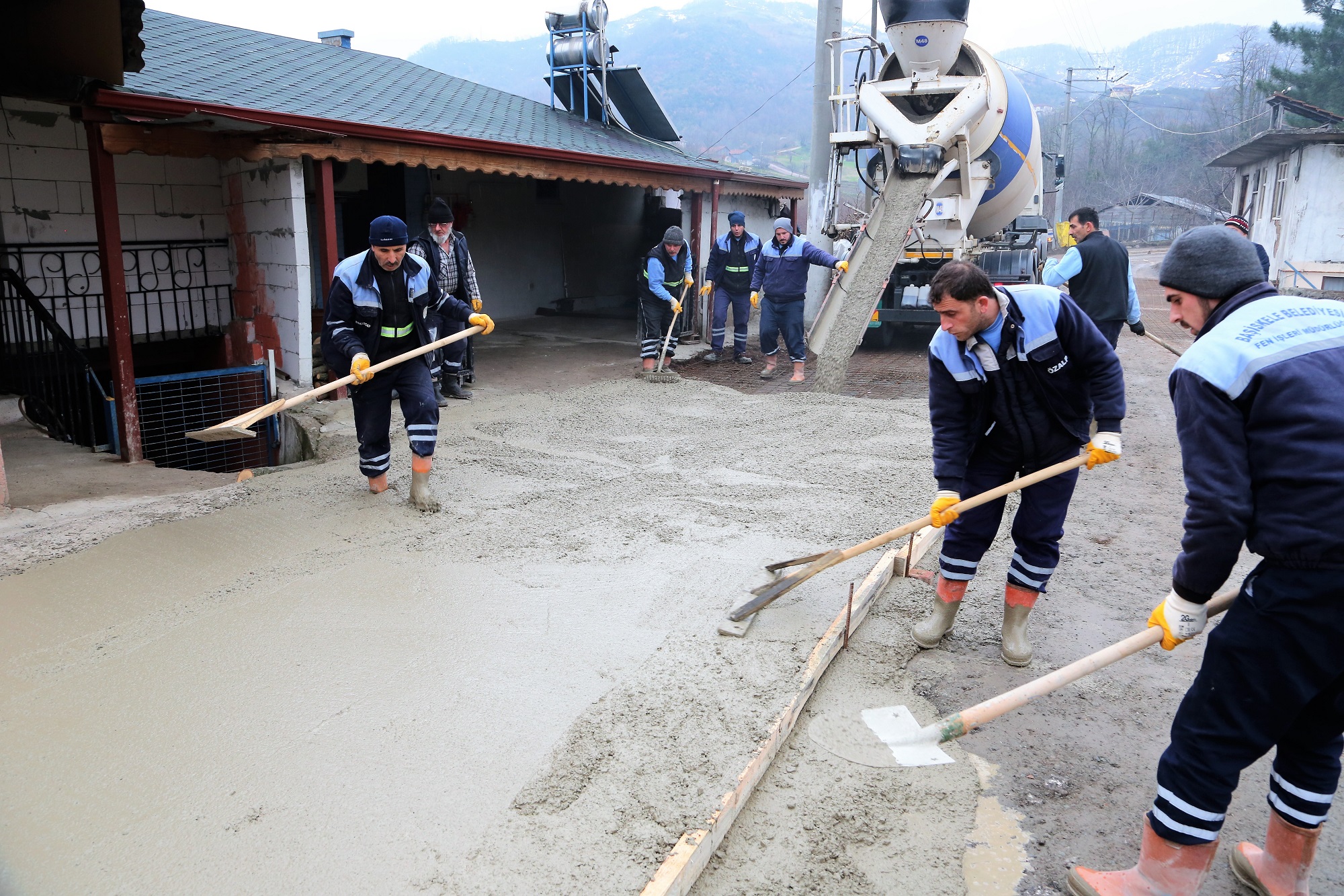 FEVZ AKMAK CADDESݴNDE BETON YOL ALIMASI