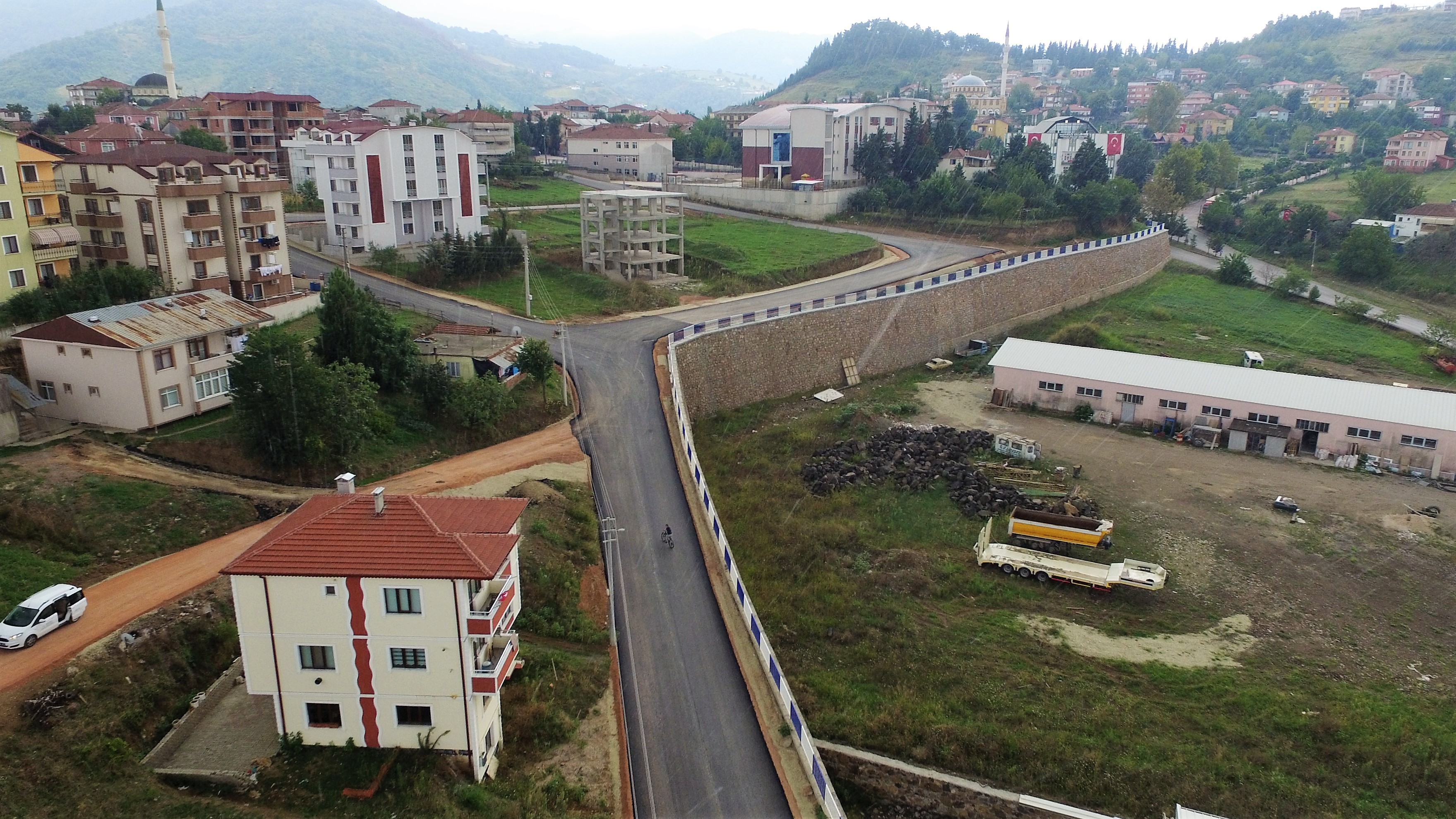 ALTYAPISI TAMAMLANAN YOLLAR ASFALTLANDI