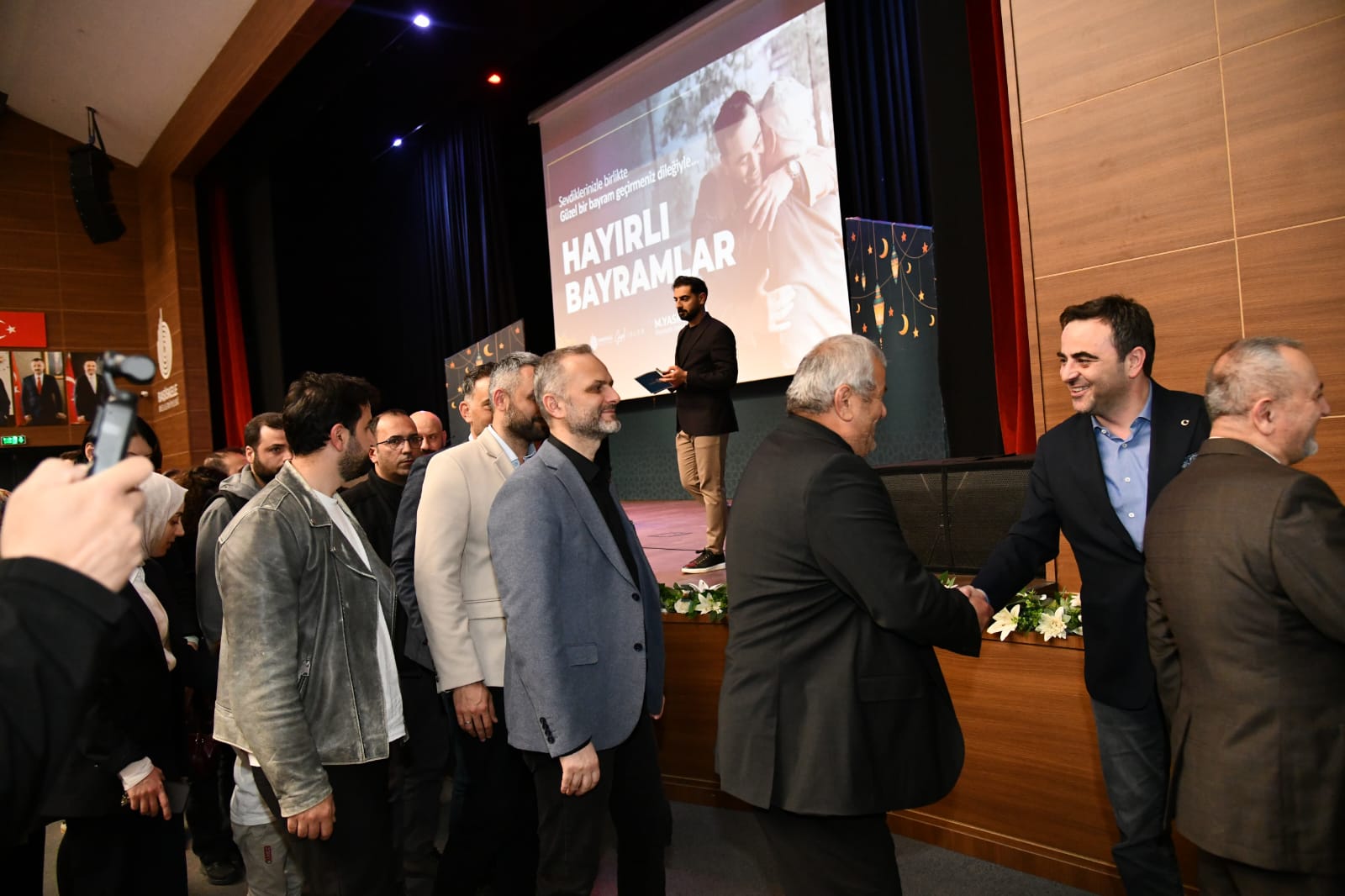 Bakan zl Mesai Arkadalaryla Bayramlat