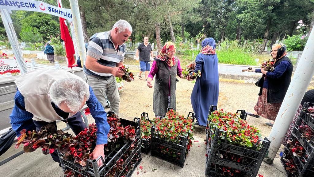 Bayramda Mezarlklar ve ehitlikler de Gzelleti