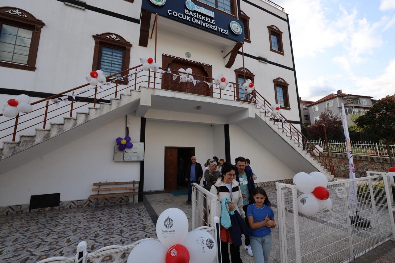 ocuk niversitesi Yeni rencilerine Kaplarn At