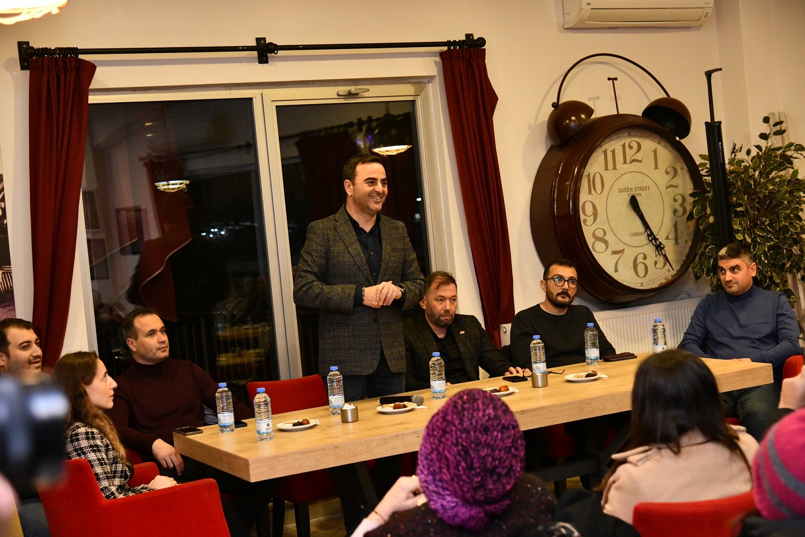 Ba�kan �zl�, Hem�ehrilerinin G�n�l Hanelerinde