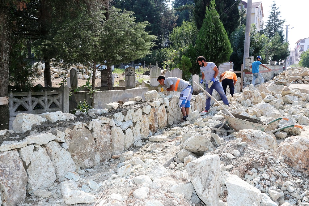 BARBAROS MEZARLIINDA EVRE DZENLEMES