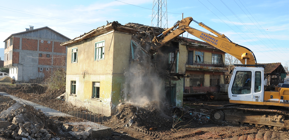 ALSANCAK CADDESNDE METRUK BNA YIKILDI