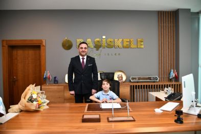 Bakan zl Koltuunu Minik Abdullaha Devretti