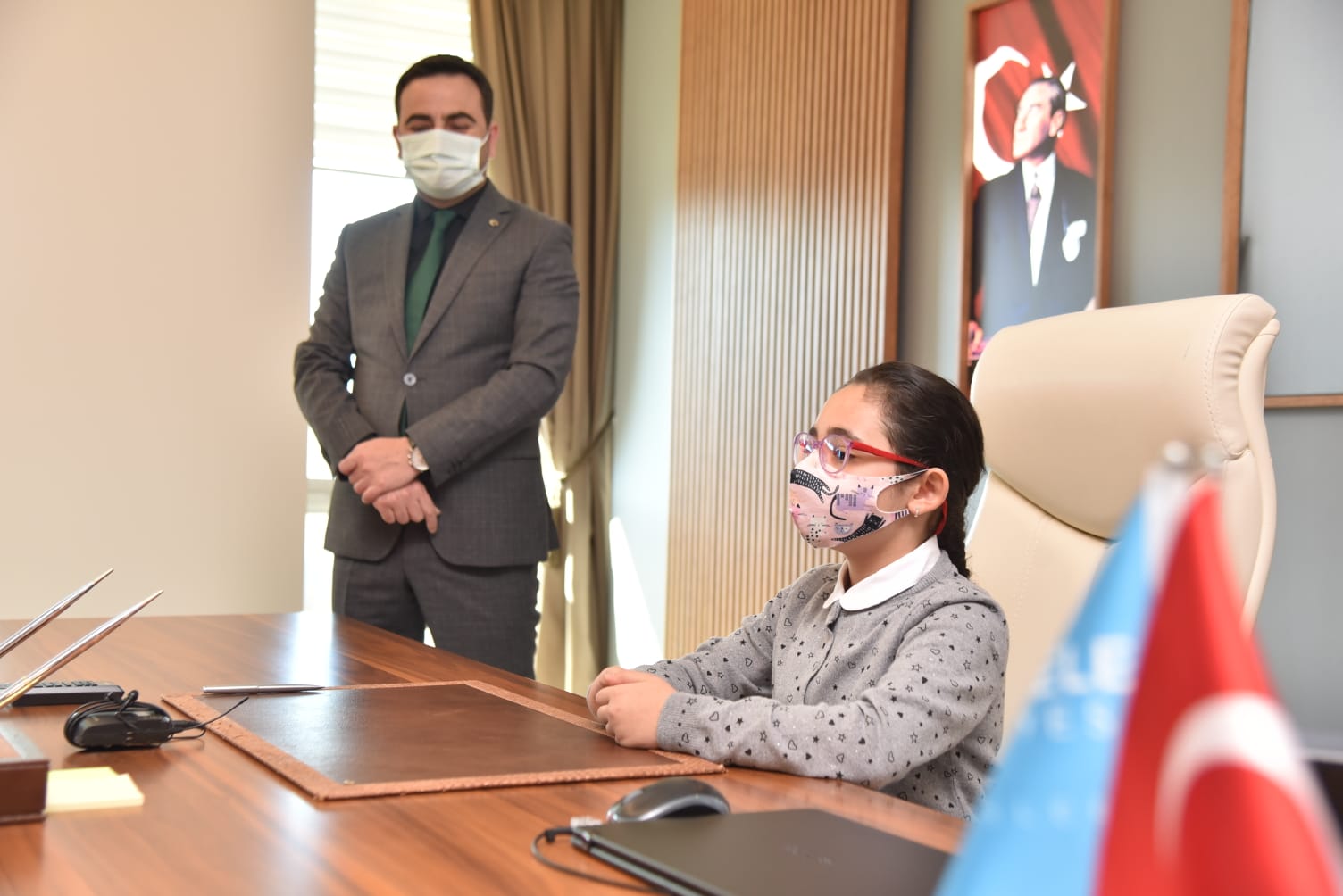 Bakan zl Koltuunu Minik Zeynepe Devretti