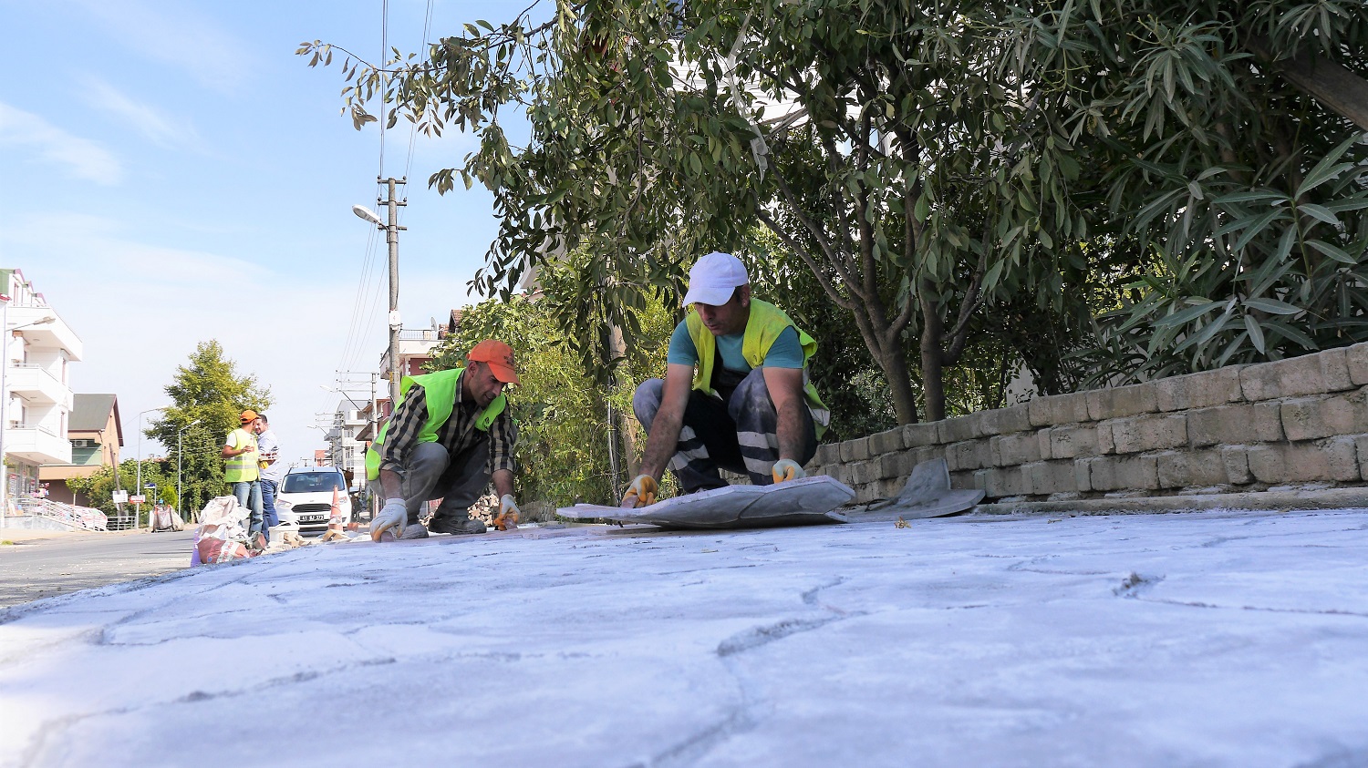 YOLLAR BASKILI BETON KALDIRIMLARLA GZELLEYOR