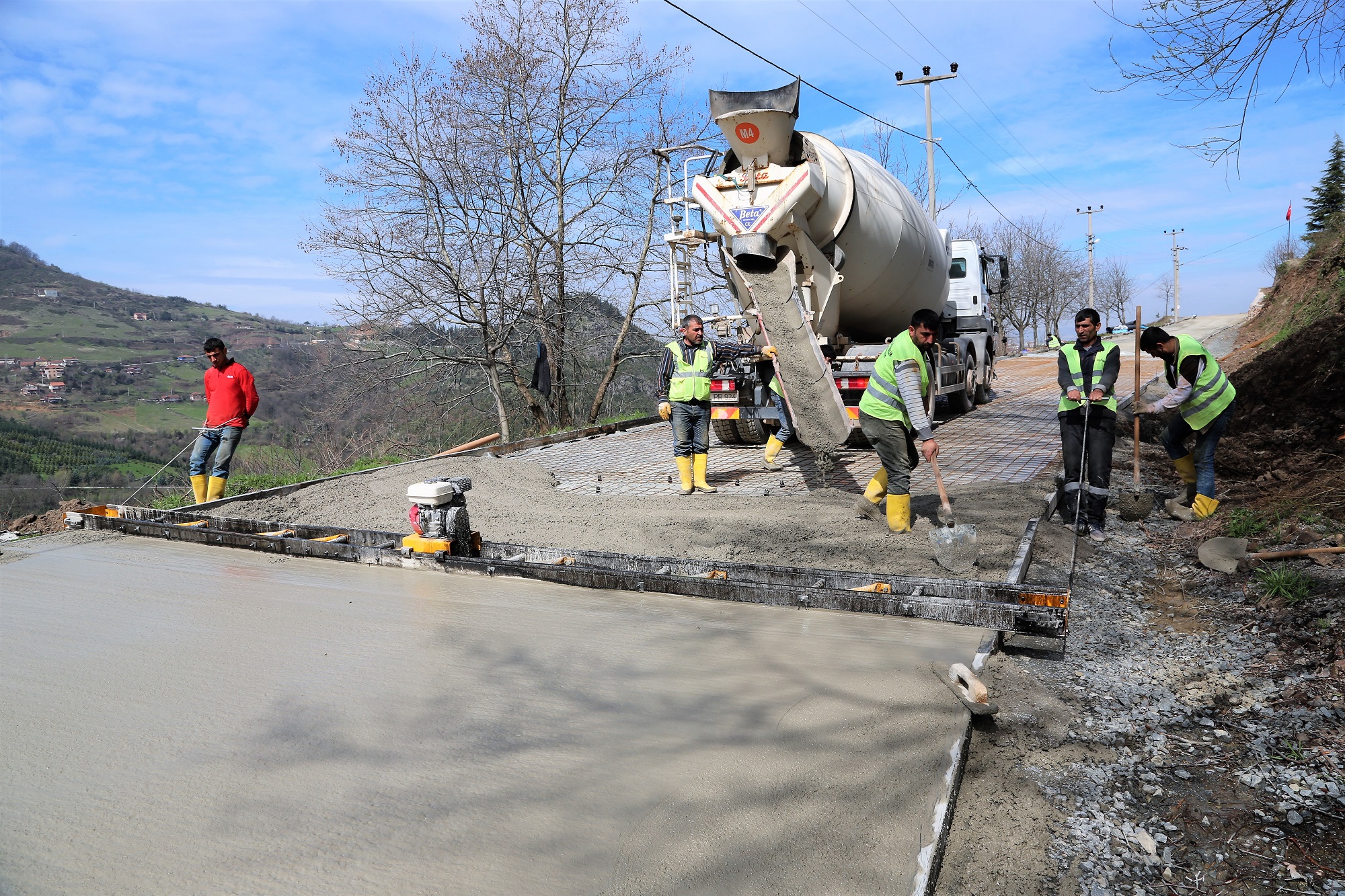 4 BN 500 METRELK YOL BETONLA KAPLANIYOR