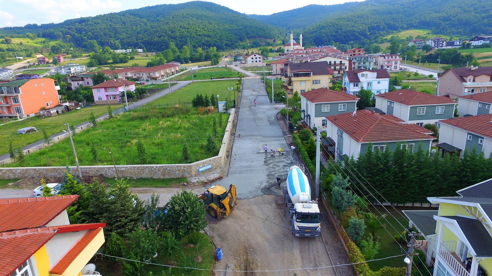 KOMUTAN SOKAKTA BETON YOL ALIMASI