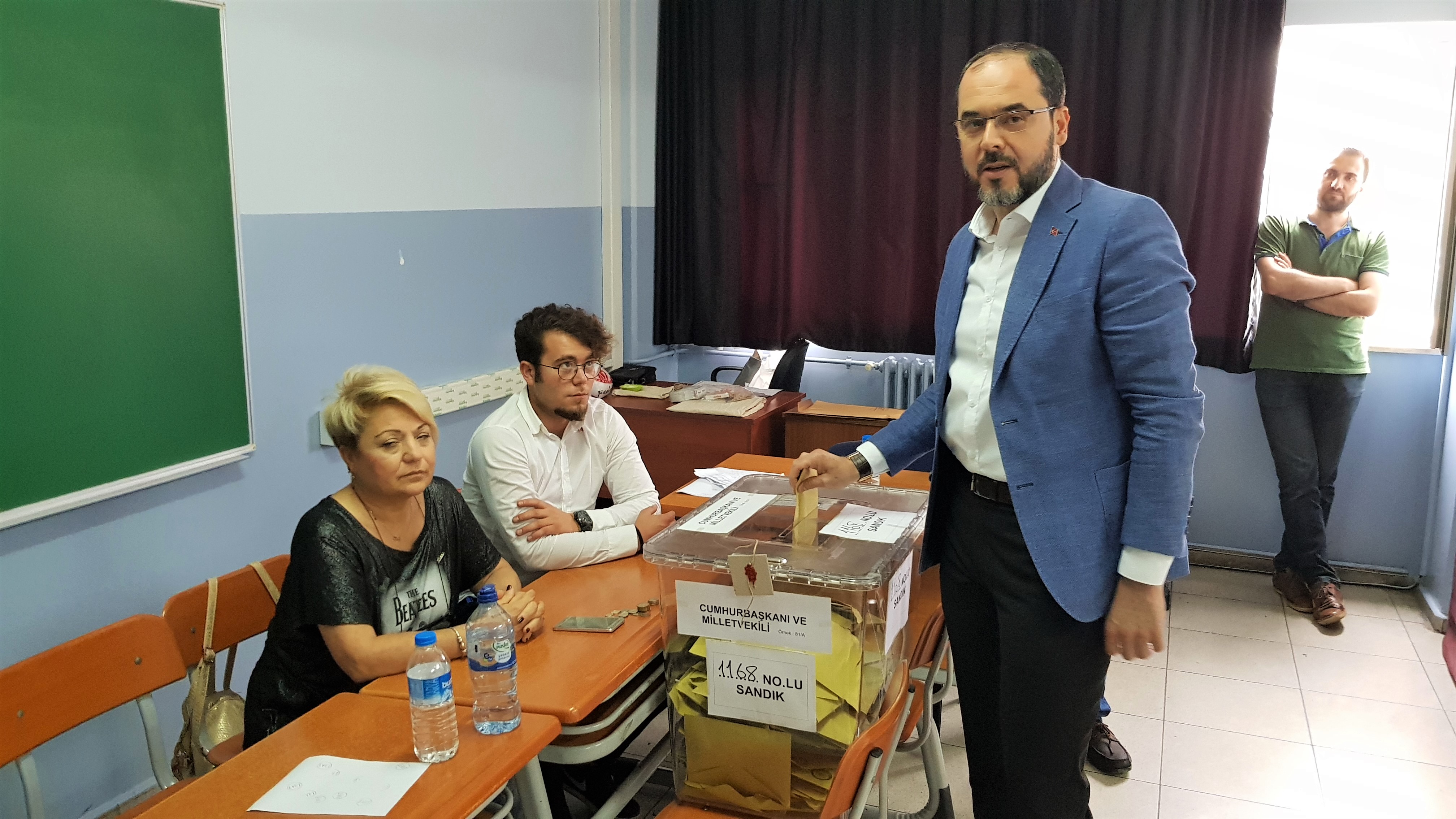 Bakan Ayaz Ailesi ile Birlikte Oy Kulland