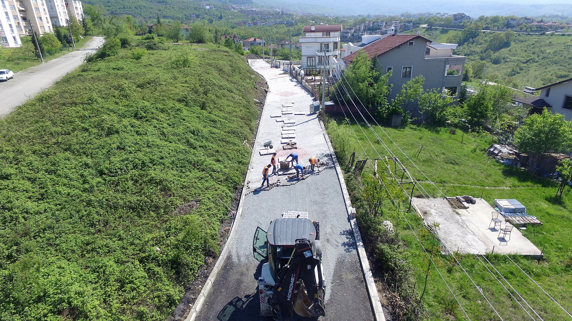 2 SOKAK PARKE TALARIYLA KAPLANDI
