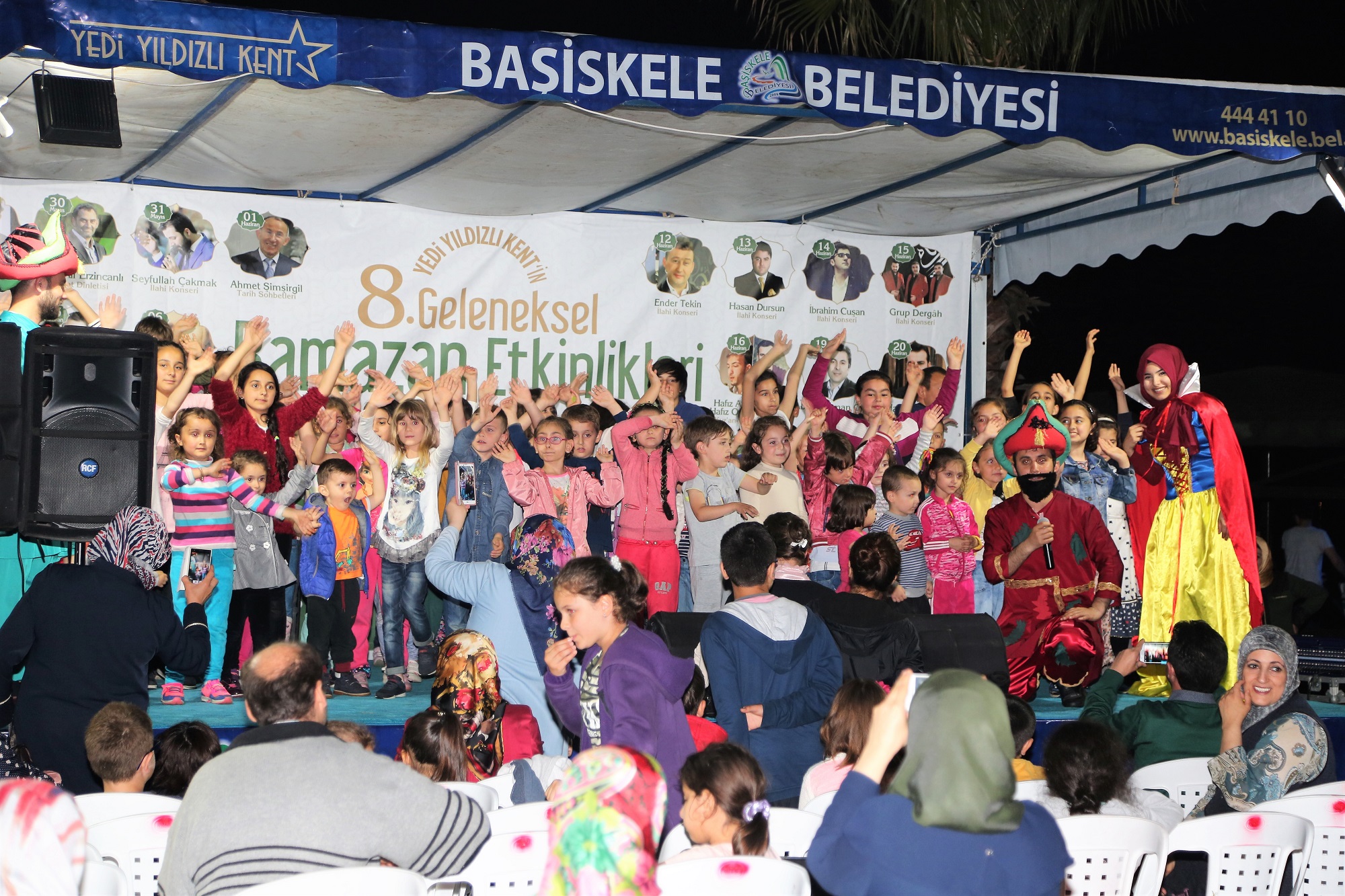 BASKELE SAHLݴNDE SAHNE OCUKLARIN