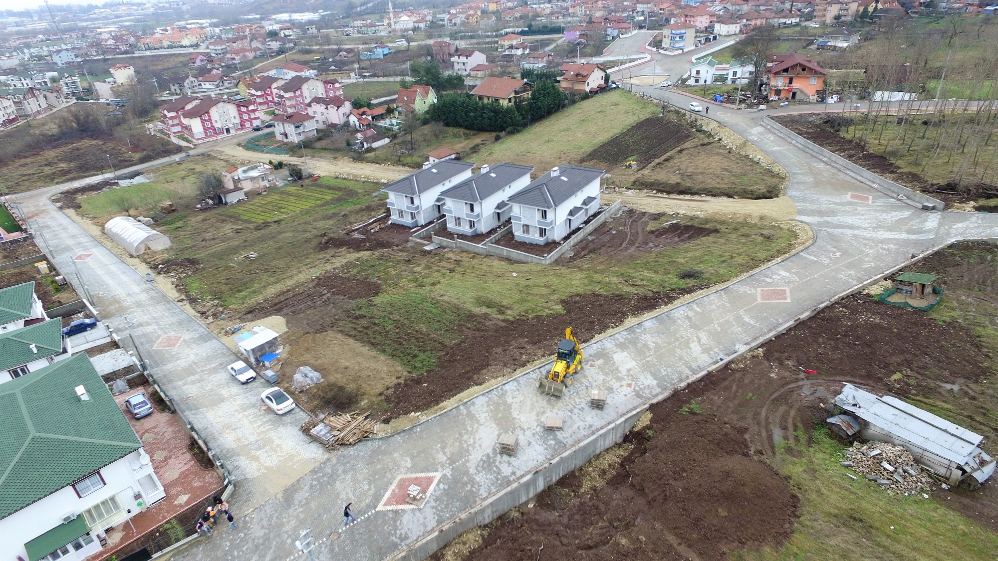 4 SOKAK 1 CADDE YOLU PARKE TALARIYLA KAPLANDI