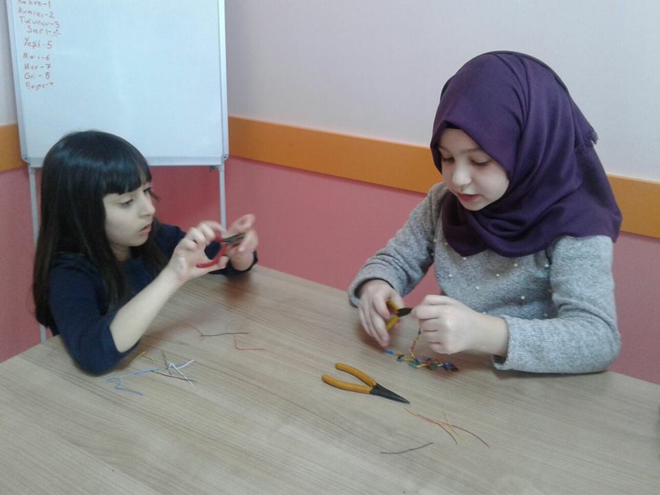 ocuk niversitesinde Mekatronik Tamirler
