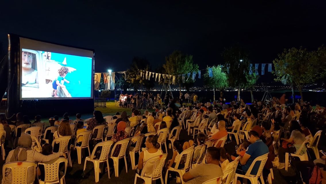 Baiskeleli ocuklarn Ak Hava Sinema Keyfi