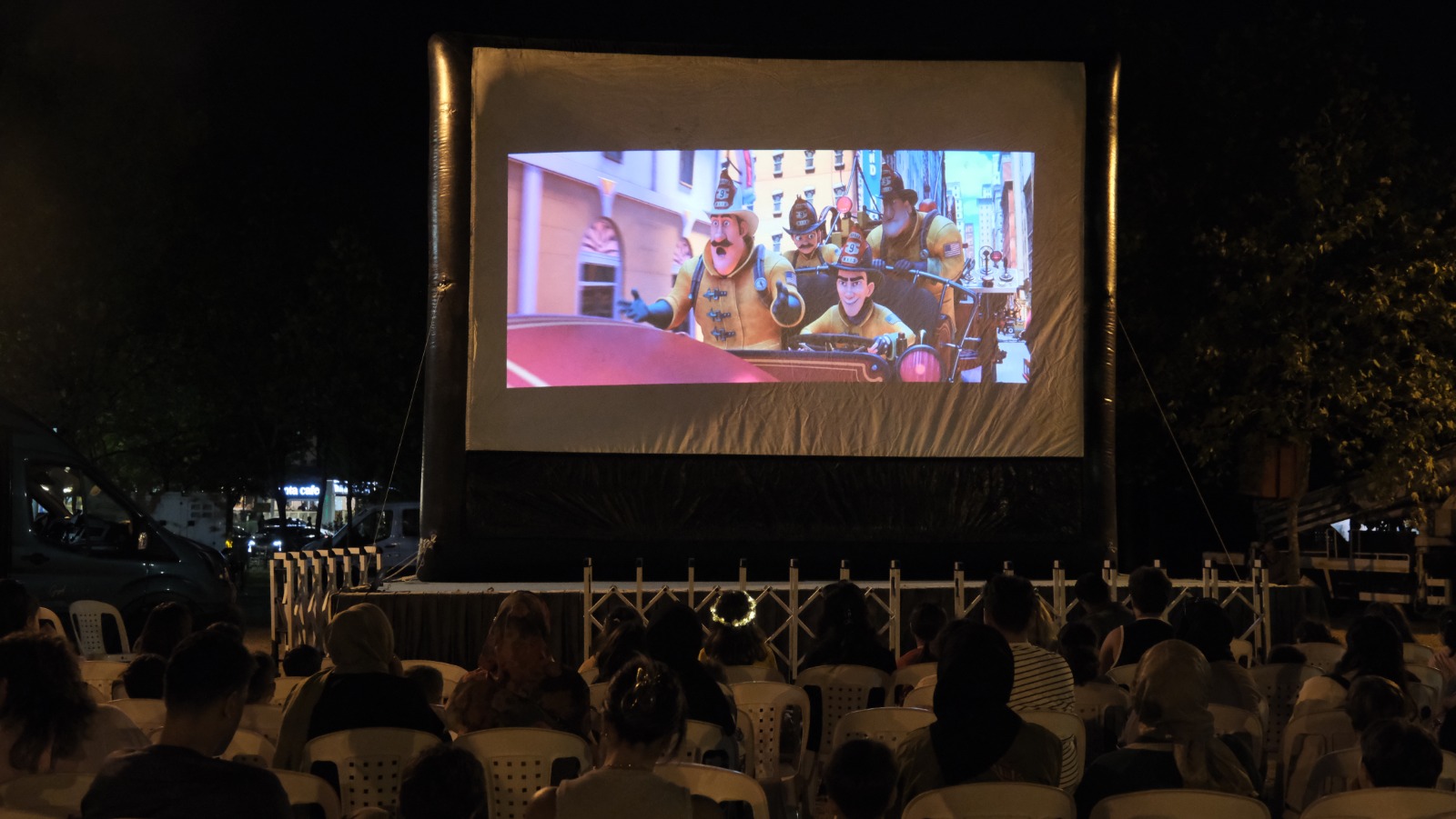 Baiskeleli ocuklarn Ak Hava Sinema Keyfi