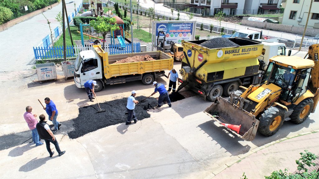 Gnde yaklak 40 ton asfaltla yollar onarlyor