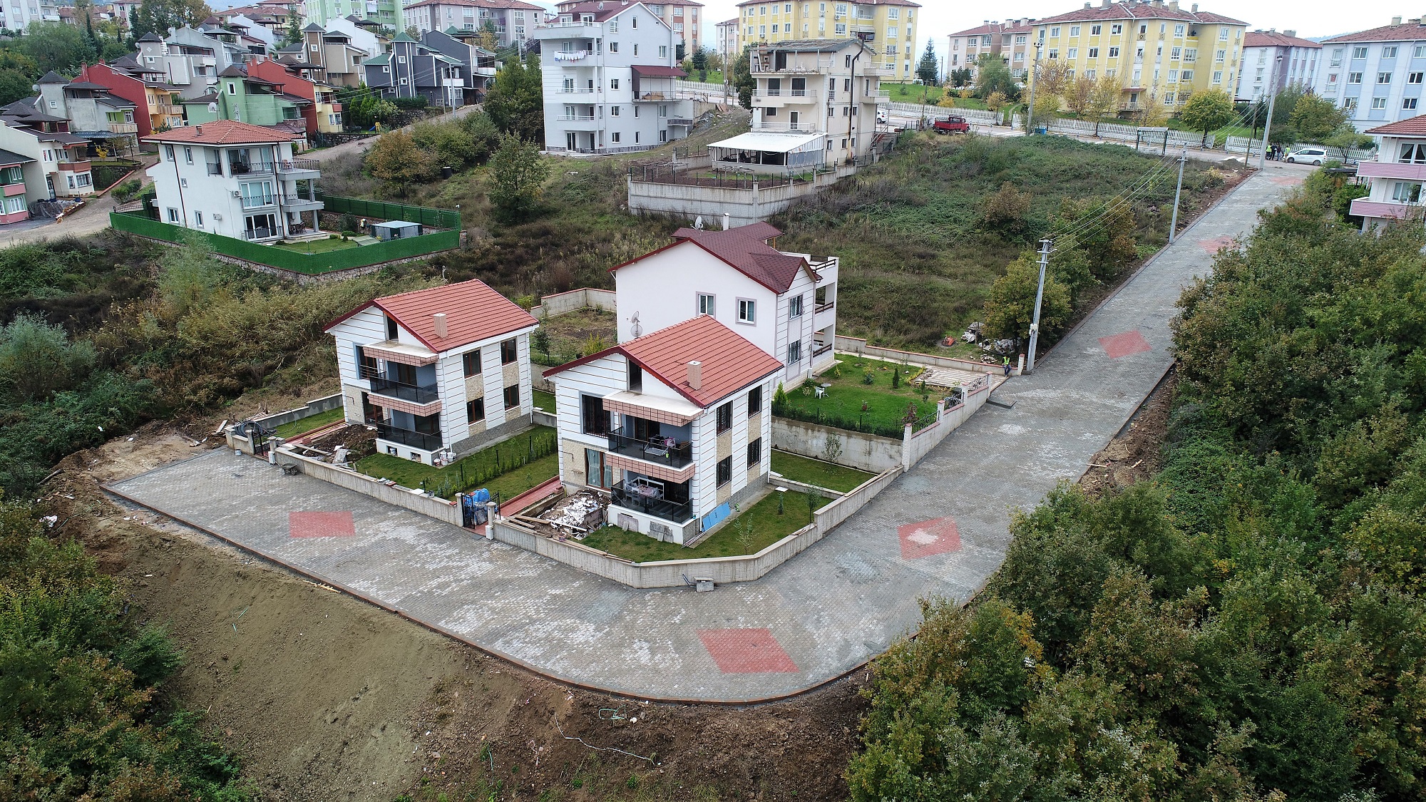 ASIRLIK SOKAK PARKE TALARIYLA KAPLANDI