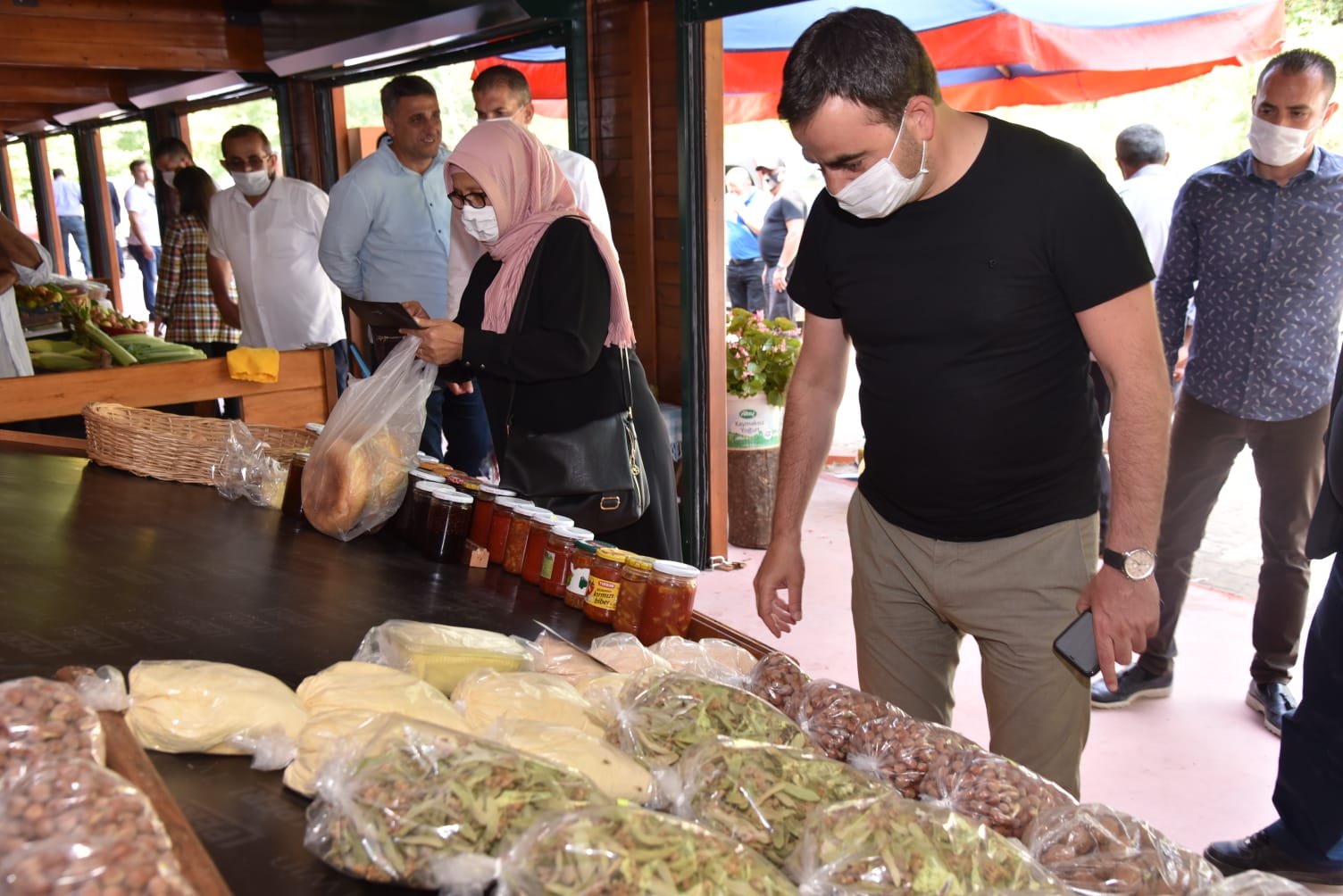 Baiskele Yresel rnler Pazarnda Satlar Balad
