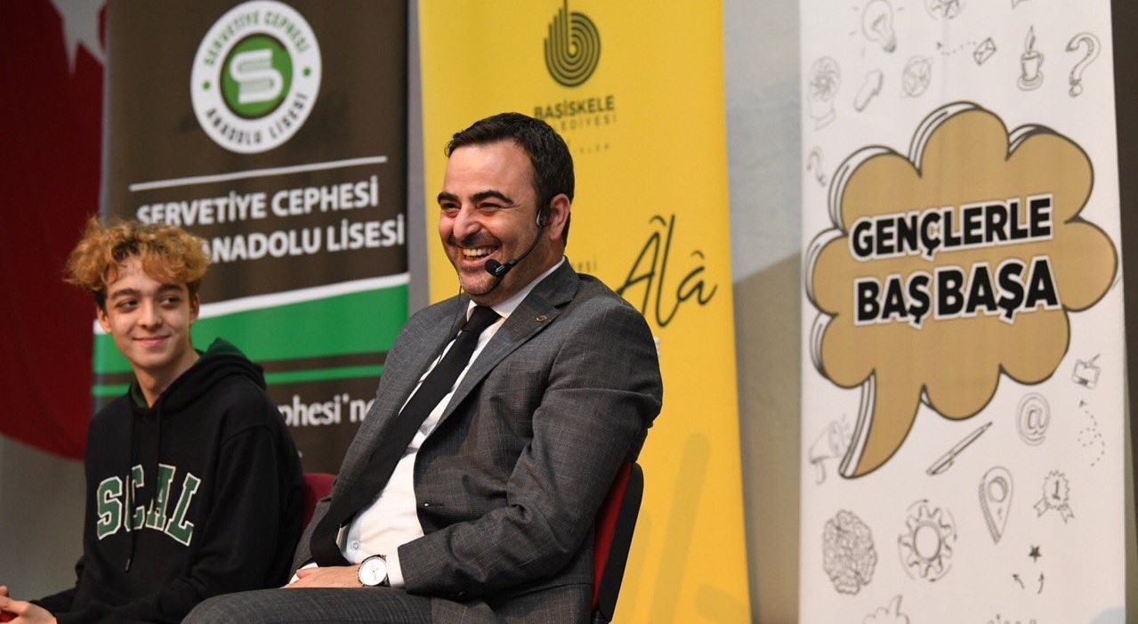 Bakan zl Genlerden lham Almaya Devam Ediyor