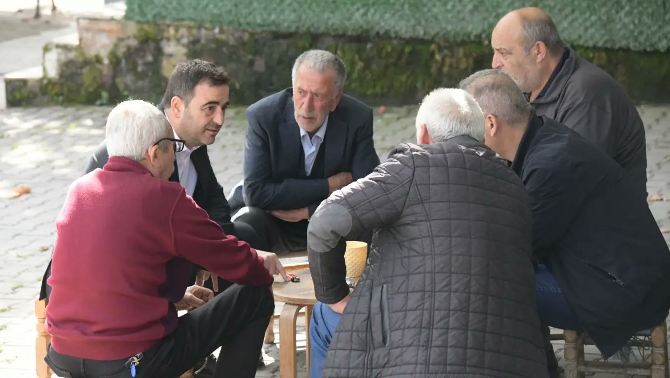Bakan zl Seymen Mahallesinde Komularyla Bulutu