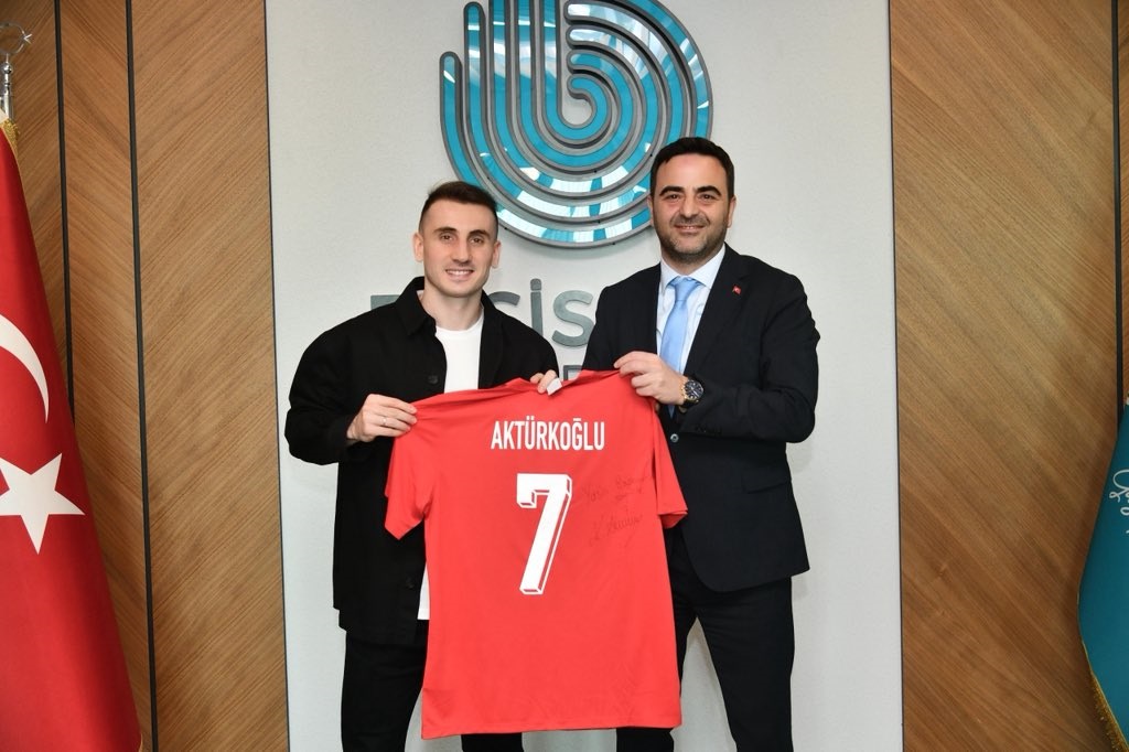 Kerem Akt�rko�lu�ndan Ba�kan �zl��ye Ay-Y�ld�zl� Hediye