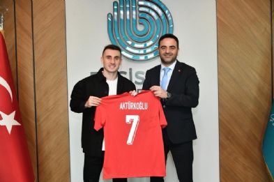 Kerem Akt�rko�lu�ndan Ba�kan �zl��ye Ay-Y�ld�zl� Hediye