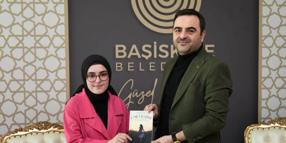 Başkan Özlü´ye Genç Misafirlerinden Anlamlı Hediyeler