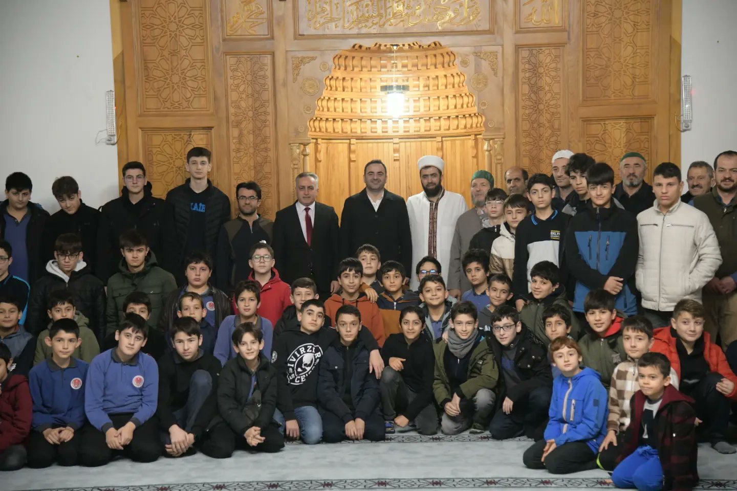 Bakan zl mam-Hatipli Kardeleriyle Sabah Namaznda