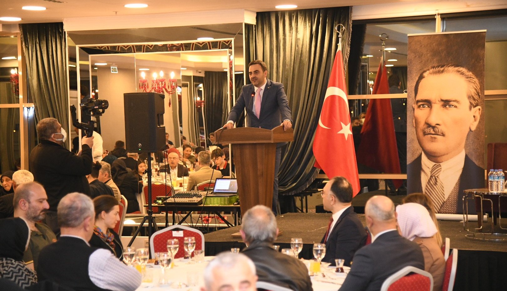 Bakan zl, ehit ve Gazi Aileleriyle ftarda Bulutu