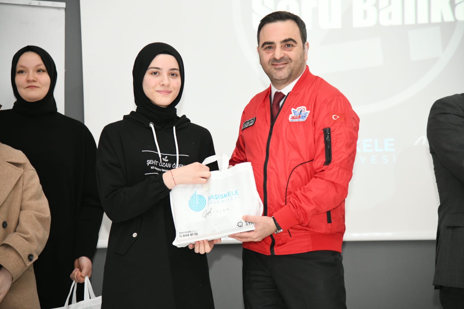 Baiskelede niversiteye Hazrlanan rencilere Destek