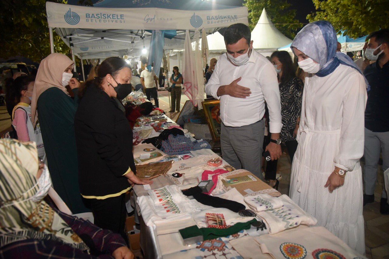 Kad�nlar�n El Eme�i �r�nleri Sergiden Sat��a Sunuldu