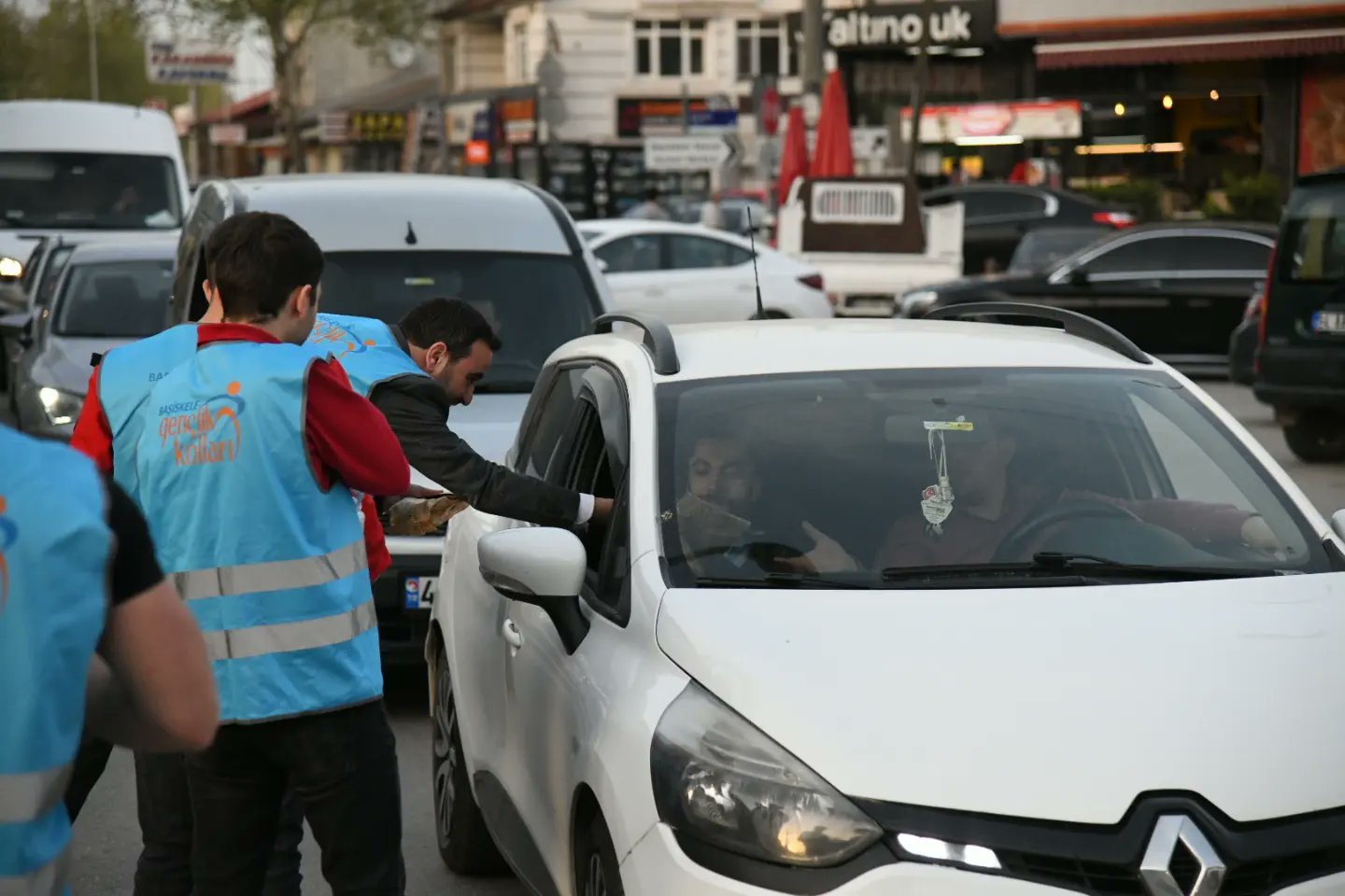 Bakan zlden AK Partili Genlerle rnek Davran