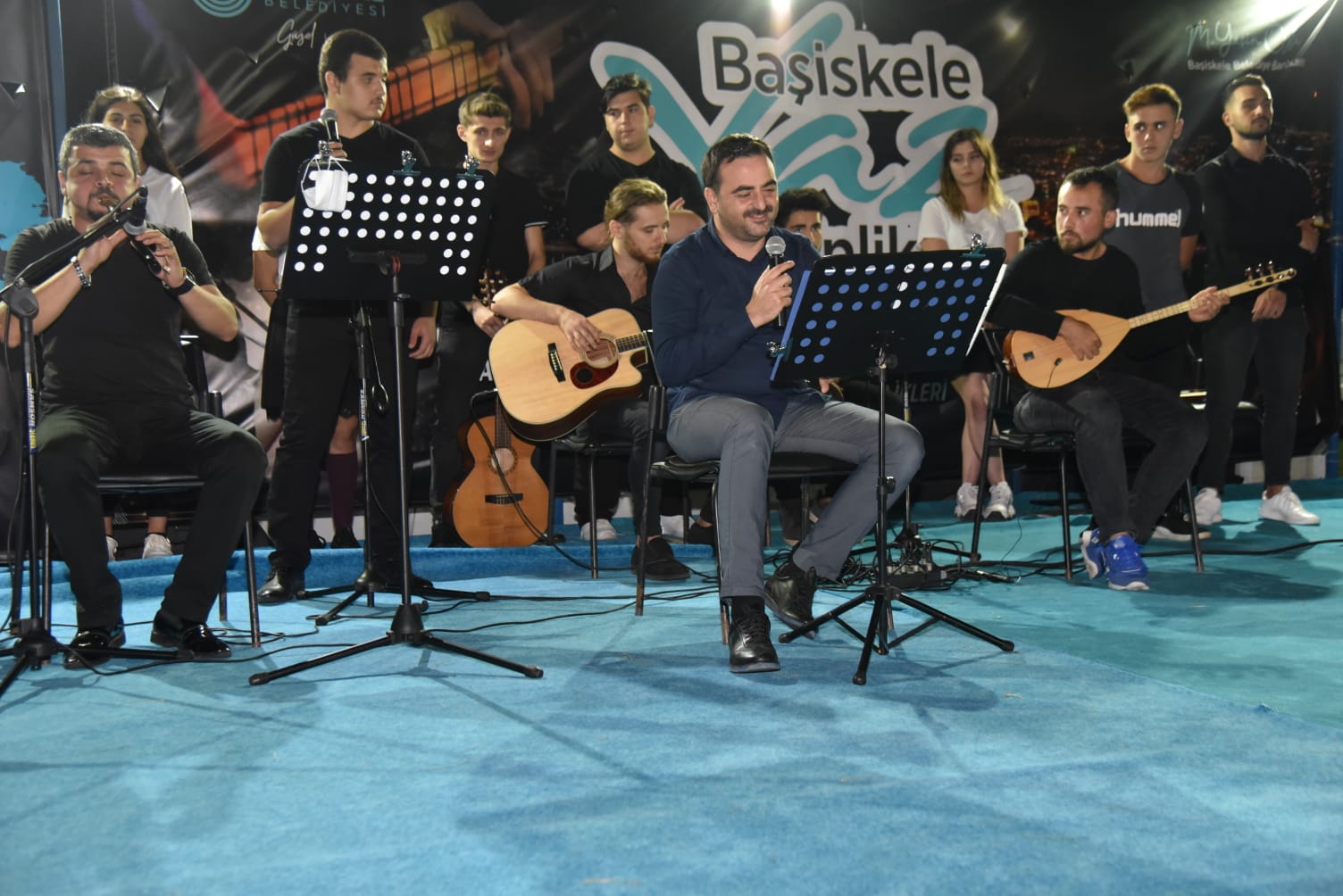 Bakan zl "Sahne Sizin"de Genlerle arklar Syledi