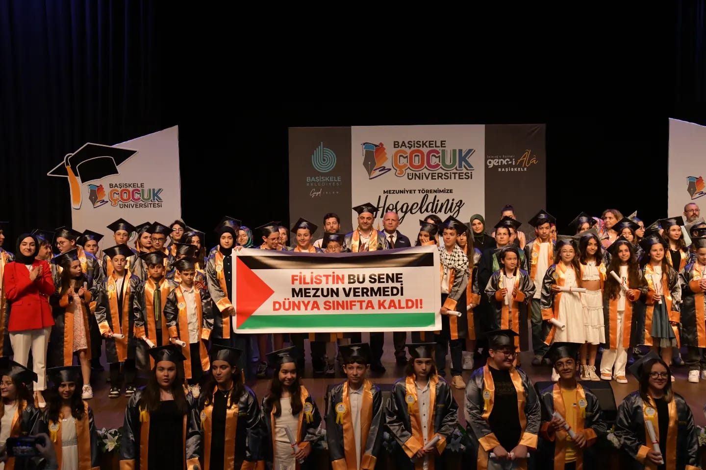 ocuk niversitesi Mezuniyetinde Dnyaya Mesaj