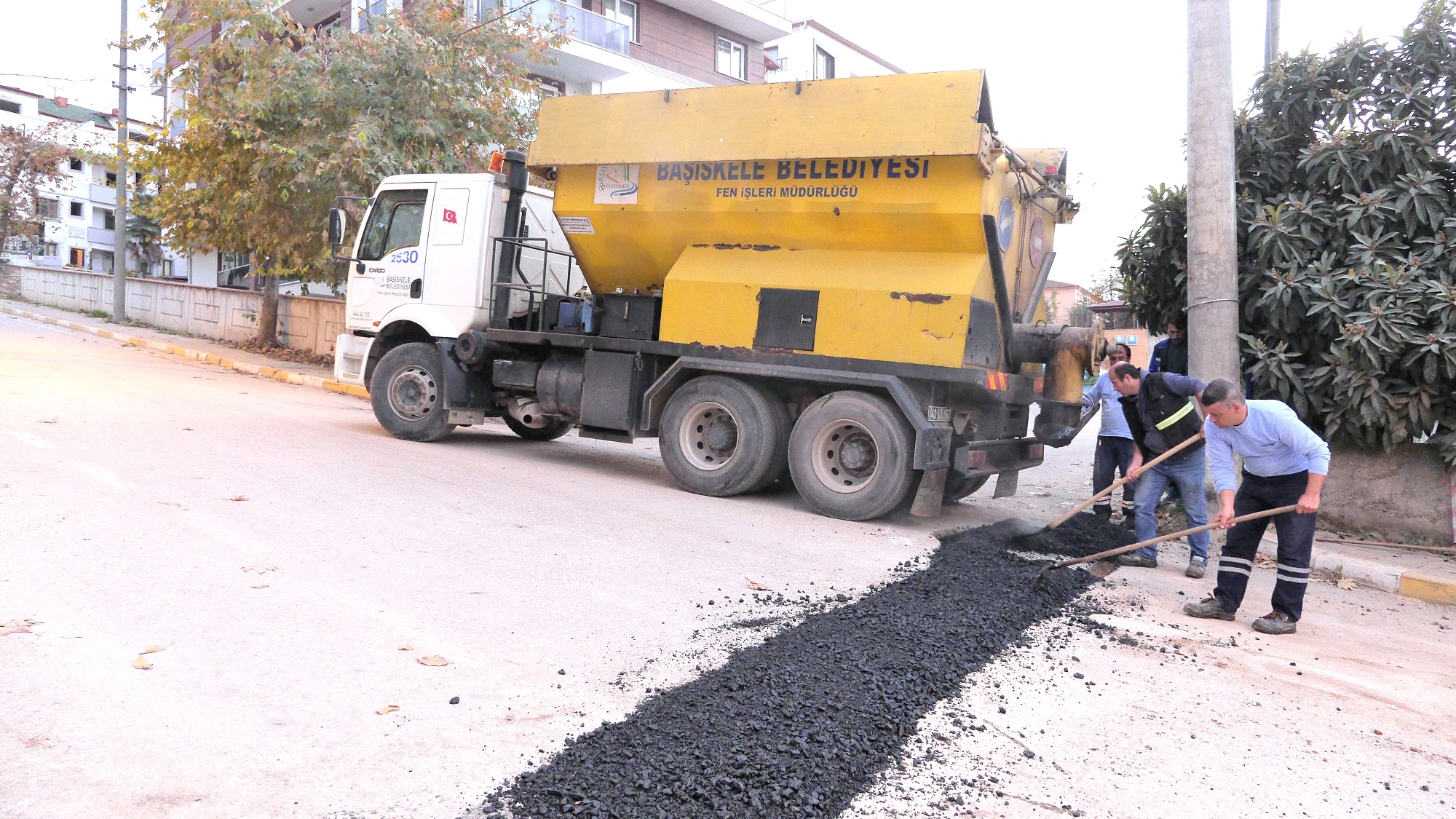 BOZULAN YOLLAR ONARILIYOR
