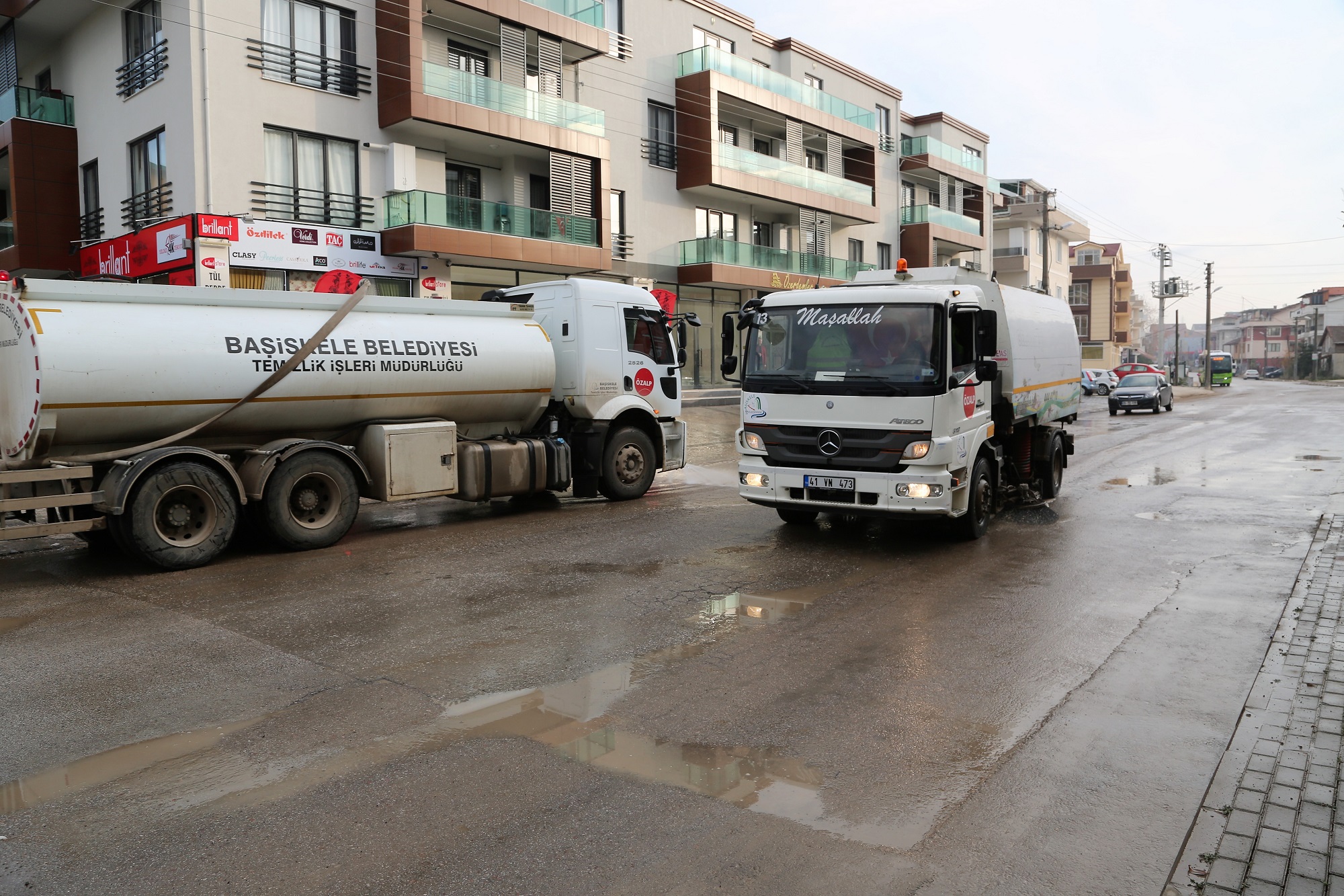 CADDE VE SOKAKLAR YIKANIYOR