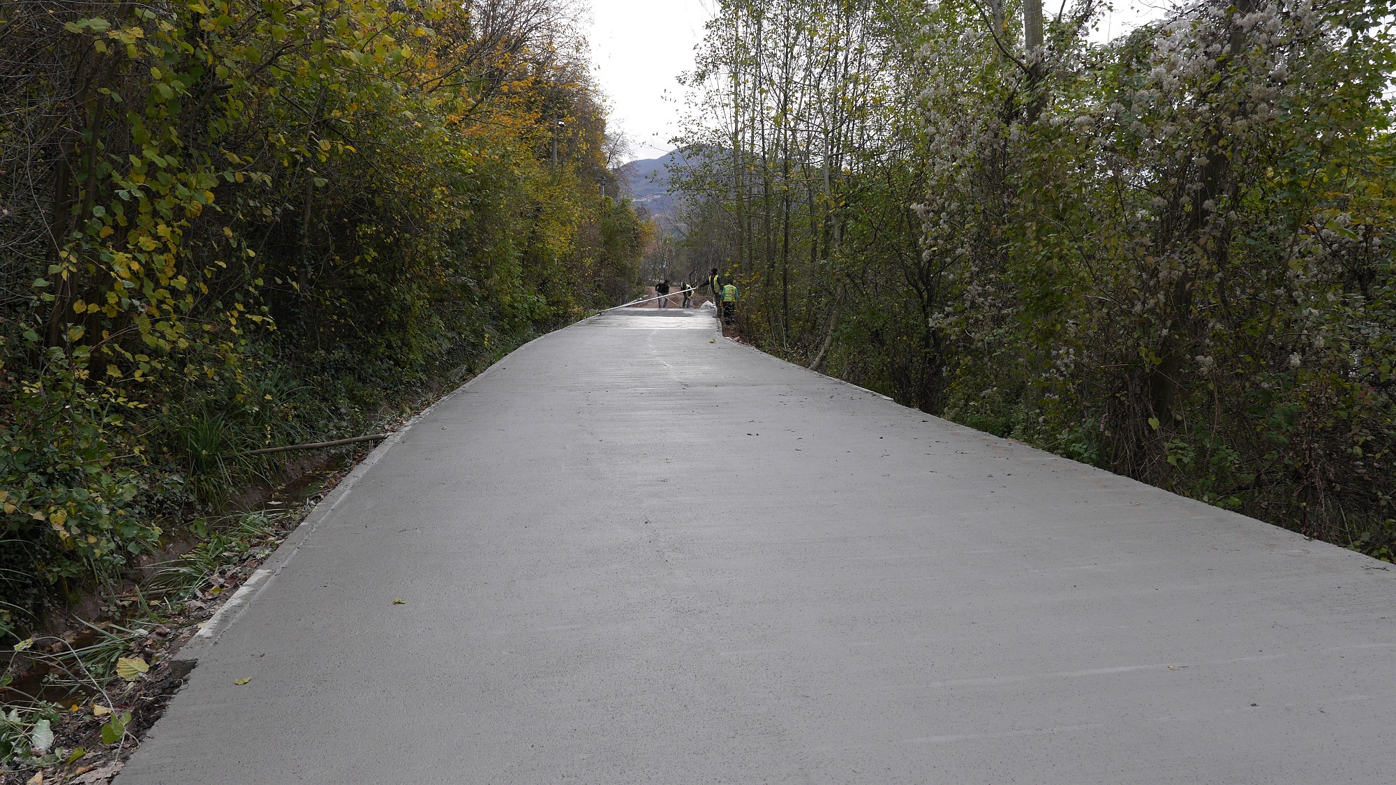 BN 100 METRELK YOL BETONLA KAPLANIYOR