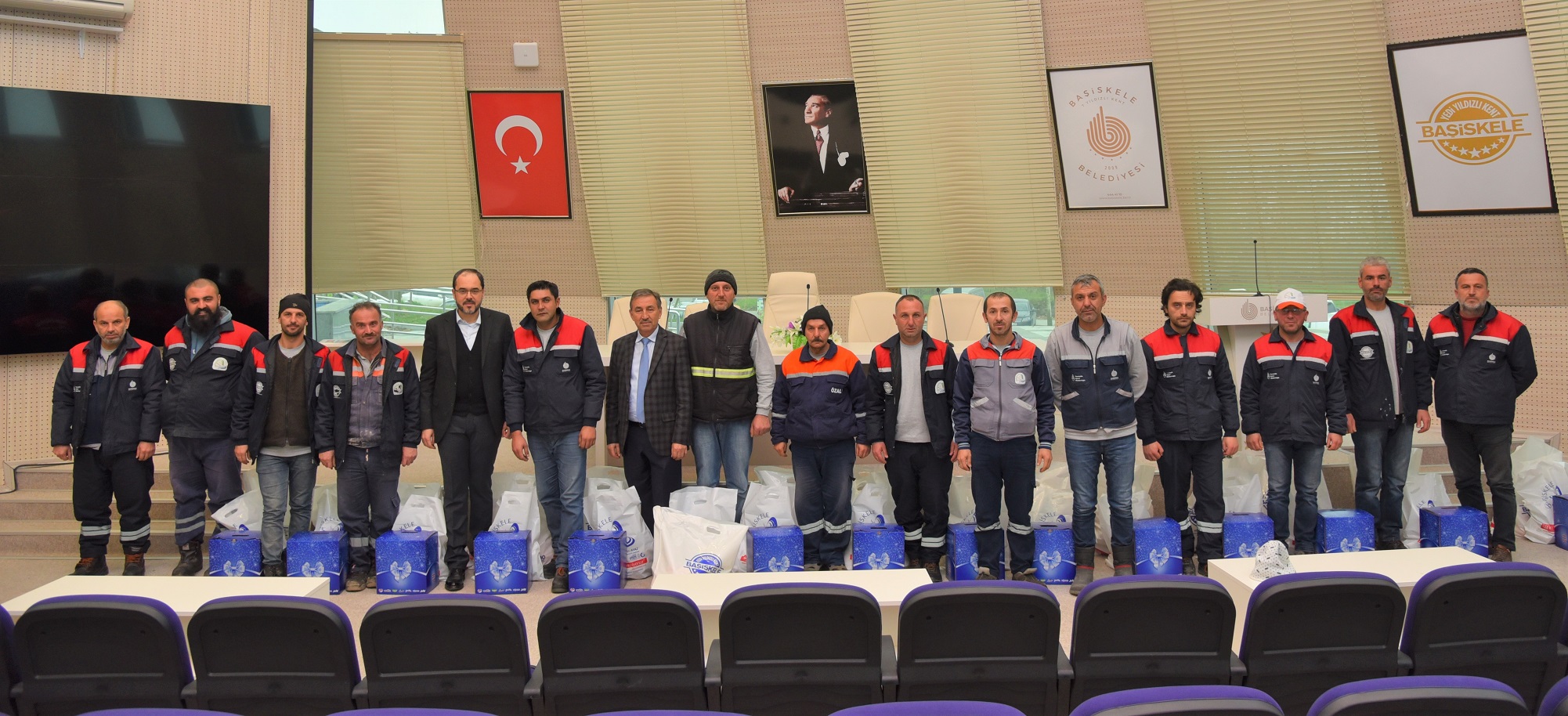 Bakan Ayazdan Belediye Personeline Hediye Paketi
